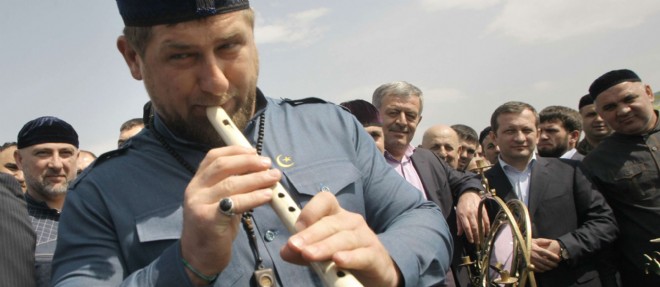 Le dirigeant tchetchene Ramzan Kadyrov jouant d'une flute traditionnelle en avril 2012. Photo d'illustration.