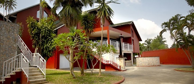 La Maison rouge symbolisant la Fondation Charles Donwahi pour l'art contemporain. 
