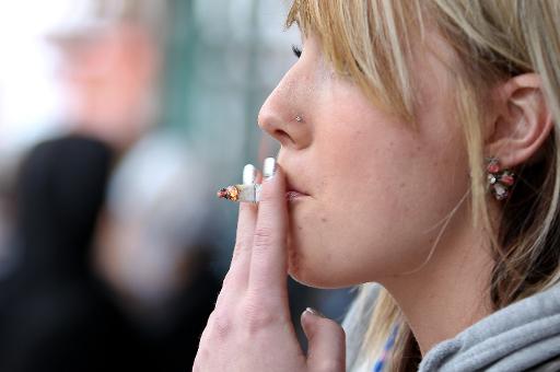Une femme fume une cigarette le 12 mars 2012 à London, Ontario © Geoff Robins AFP/Archives