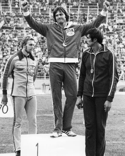 Bruce Jenner (c), le 3 juillet 1976 aux Jeux olympiques de Montréal gagne la médaille d'or dans la discipline du décathlon © - EPU/AFP