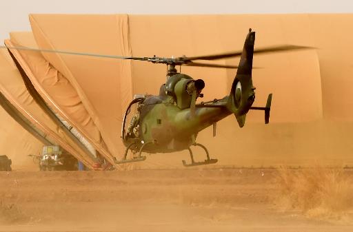 Un helicoptere "Gazelle" de l'armee francaise decolle de Gao, au nord du Mali, le 29 mai 2015