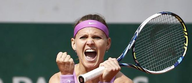 La Tcheque Lucie Safarova exulte apres sa victoire face a l'Espagnole Garbine Muguruza , le 2 juin 2015 a Roland-Garros