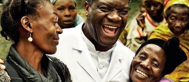 Le Dr Mukwege avec des femmes dans le Kivu.
