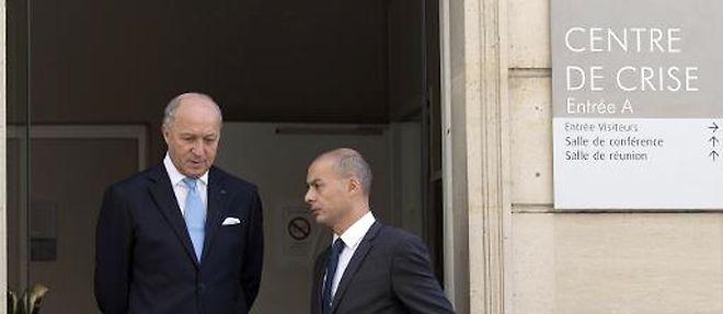 Le ministre des Affaires etrangeres, Laurent Fabius et le diplomate Didier Le Bret, directeur du centre de crise du Quai d'Orsay, le 25 juillet 2014