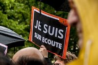 Des opposants à la loi renseignement manifestent à la veille de son vote au Parlement à Paris. ©CITIZENSIDE/YANN KORBI