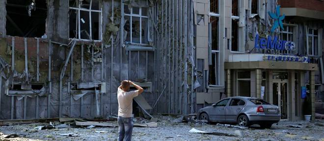 Le 7 aout 2014, a Donetsk, un habitant regarde la destruction de son immeuble.
