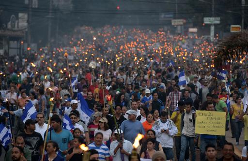 Marche le 5 juin 2015 dans les rues de Tegucigalpa pour réclamer la démission du président hondurien Juan Orlando Hernandez accusé de corruption © Orlando Sierra AFP