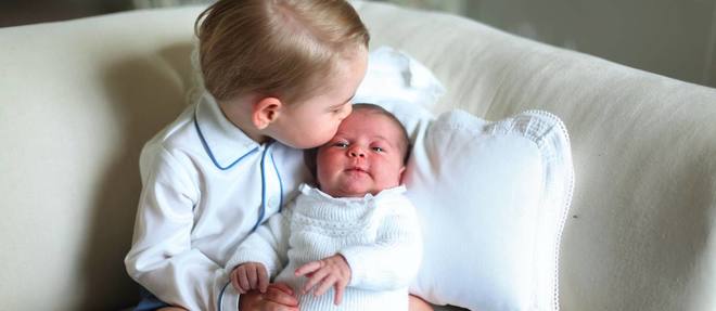 Pour la premiere fois, le prince George apparait sur des cliches avec sa petite soeur, la princesse Charlotte.