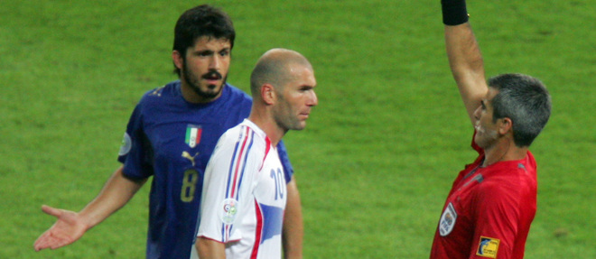 Le 9 juillet 2006, Zinedine Zidane avait pris un carton rouge en finale de la Coupe du monde face a l'Italie apres avoir mis "un coup de boule" a l'Italien Marco Materazzi. 