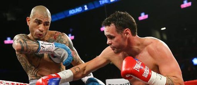 Le boxeur portoricain Miguel Cotto (g) face a l'Australien Daniel Geale lors du Championnat des moyens WBC, le 6 juin 2015 a New York