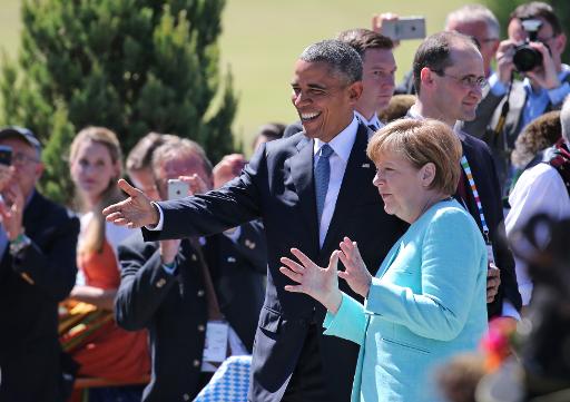 La chanceliere Angela Merkel et le president americain Barack Obama saluent la foule lors de leur arrivee pour une seance de travail a Kruen pres de Garmisch-Partenkirchen, en Allemagne, le 7 juin 2015