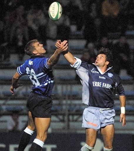 Le Castrais Ugo Mola (d) tente de récupérer le ballon malgré le Gallois Gareth Thomas, en Coupe d'Euorpe de rugby contre Bridgend, le 6 octobre 2001 à Castres © Pascal Pavani AFP/Archives