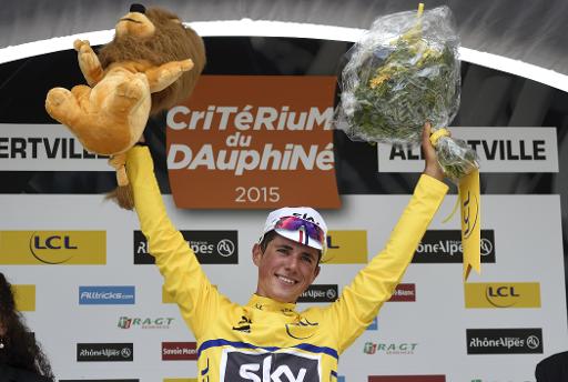 Le Britannique Peter Kennaugh celebre son maillot jaune de leader du Criterium du Dauphine a l'issue de la 1re etape, le 7 juin 2015 a Albertville (Savoie)