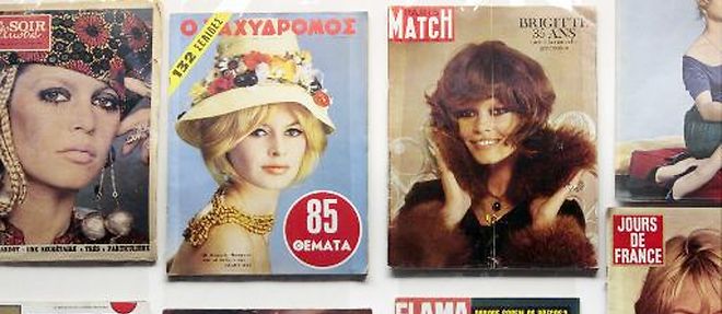 Des Unes de magazines consacree a Brigitte Bardot a l'espace Landowski a Boulogne-Billancourt pres de Paris, le 24 septembre 2009