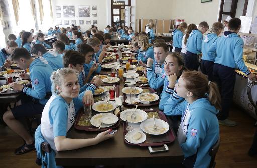 Des adolescents prennent leur dejeuner au centre de vacances d'Artek pres de Yalta, le 31 mai 2015