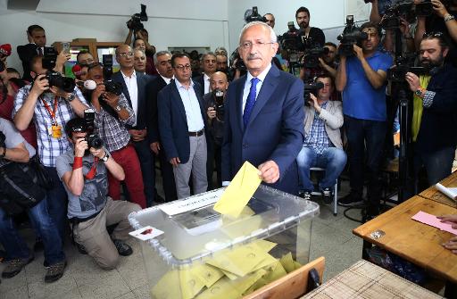 Le leader du principal parti d'opposition, Kemal Kilicdaroglu, vote le 7 juin 2015 à Ankara © ADEM ALTAN AFP