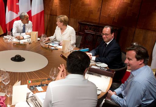 De gauche a droite, Barack Obama, Angela Merkel, Francois Hollande, David Cameron et Matteo Renzi, lors d'un diner de travail au sommet du G7 a Garmisch-Partenkirchen le 7 juin 2015