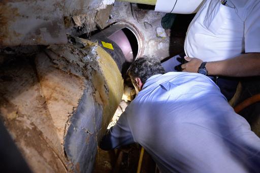 Le gouverneur Andrew Cuomo inspecte la canalisation ouverte par les deux évadés de Dannemora le 6 juin 2015 ©  New York Governor Andrew Cuomo/AFP