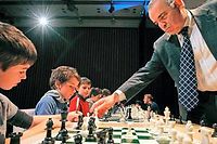 Garry Kasparov mène plusieurs parties face à des élèves d'une école londonienne.