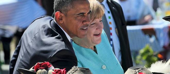 Le president americain Barack Obama et la chanceliere allemande Angela Merkel arrivent au sommet du G7 reuni en Allemagne, le 7 juin.