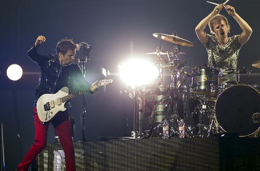 Le guitariste et chanteur Matthew Bellamy (g) et le batteur Dominic Howard, du groupe Muse, en concert dans l'Arena Amsterdam, d'Amsterdam, le 4 juin 2013