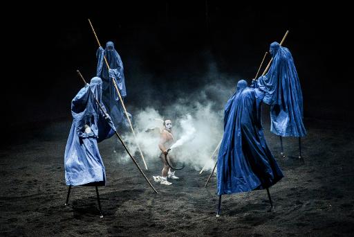 Une scène du spectacle "On achève bien les anges" de Bartabas, présenté aux Nuits de Fourvière à Lyon le 8 juin 2015 © JEFF PACHOUD AFP