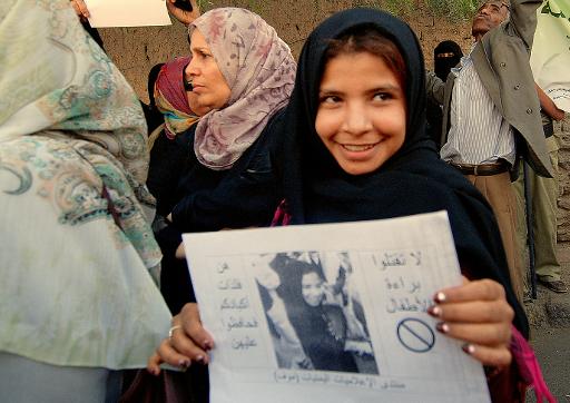 Nojoud Mohammed Ali, une jeune fille yéménite qui à l'âge de 10 ans avait osé demander le divorce, participe à une manifestation pour l'interdiction des mariages des adolescentes de moins de 18 ans, le 23 mars 2010 devant le Parlement à Sanaa © Mohammed Huwais AFP/Archives