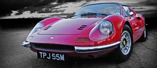 La Dino, du nom du fils defunt du Commendatore, n'avait pas le droit de porter le nom de Ferrari. Elle a pourtant inspire toutes les Ferrari modernes a moteur central.