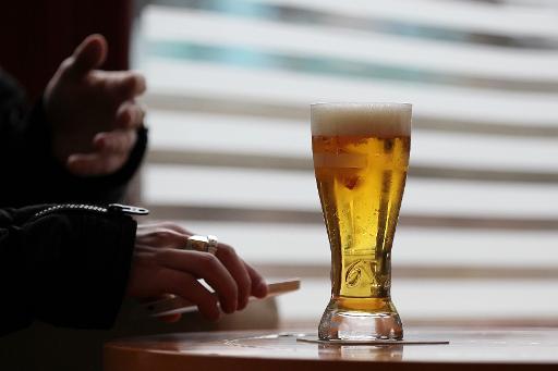 Un homme prend une bière le 10 mars 2015 dans le comptoir d'un bar à Pont-Audemer (Haute-Normandie) © CHARLY TRIBALLEAU AFP/Archives