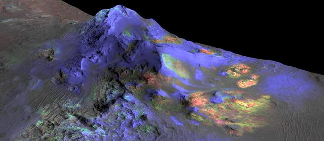 Sur cette image, la "signature spectrale" attestant d'une potentielle presence d'impactite contenant des inclusions de verre, dans un cratere martien, apparait en vert.