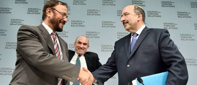  
L'ancien general saoudien Anwar Majed Eshki (a gauche) serrant la main de l'ex-ambassadeur et nouveau directeur du ministere israelien des Affaires etrangeres Dore Gold, le 4 juin 2015 au Council on Foreign Relations, a Washington.
 