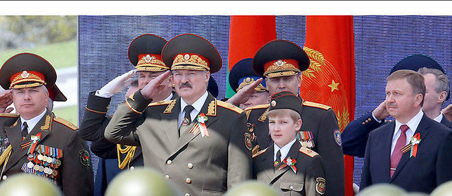 Nikolai LoukachenKo, surnomme Kolia, assiste, le 9 mai 2015, au defile militaire celebrant la victoire sur l'Allemagne nazie. A sa droite, son pere, Alexandre Loukachenko.