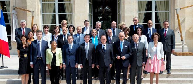 Photographie du premier gouvernement Valls et ses nombreux ministres en juin 2014. Aurelie Filippetti, Arnaud Montebourg et Benoit Hamon en faisaient encore partie. 