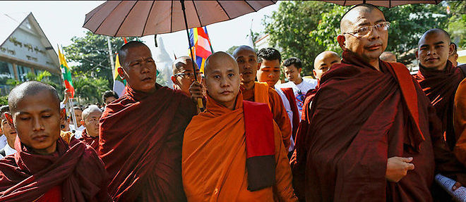 A Rangoon, le 16 janvier, le moine Wirathu (lunettes) ouvre la manifestation contre l'ONU.