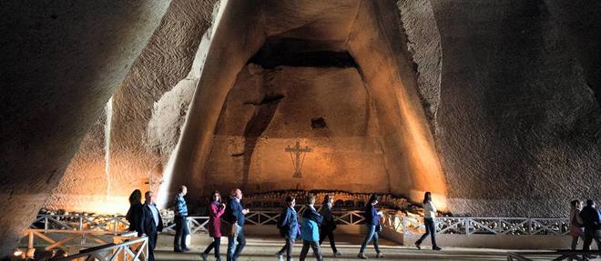 Naples, le caveau du cimetiere des Fontanelles, un ossuaire de 3 000 metres carres edifie au XVIIIe siecle.