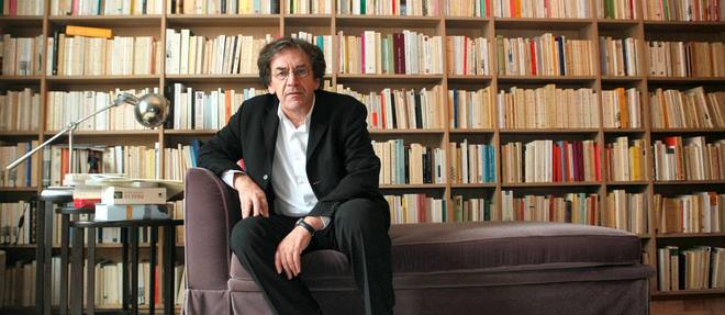 Alain Finkielkraut pose dans son appartement le 12 octobre 2007 a Paris. 