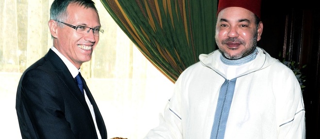 Le roi Mohammed VI du Maroc sert la main de Carlos Tavares, directeur general de PSA Peugeot Citroen, le 19 juin 2015, apres la signature de l'accord industriel d'implantation d'une usine de PSA au Maroc en 2019.