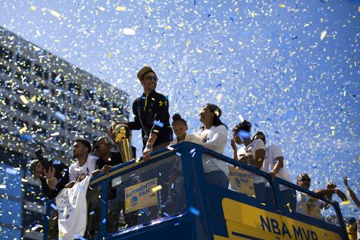 Golden State Warriors, champion NBA, parade devant des centaines de milliers de fans a Oakland, le 19 juin 2015