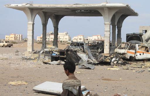 Degats dans les environs d'Aden (sud du Yemen) le 4 juin 2015, apres un raid de la coalition mene par l'Arabie saoudite