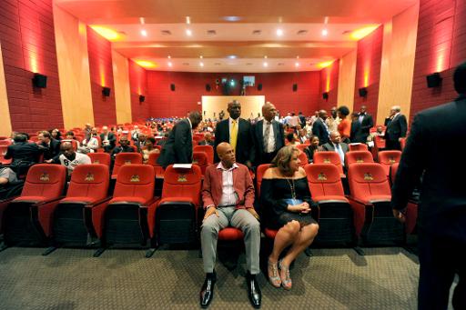 Le president haitien Michel Martelly (c) avec sa femme Sophia, lors de la reouverture du cine-theatre Triomphe, le 19 juin 2015 a Port-au-Prince