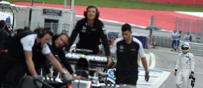 Le pilote espagnol Fernando Alonso (McLaren-Honda) pousse par ses mecaniciens dans les stands, le 20 juin 2015 a Spielberg