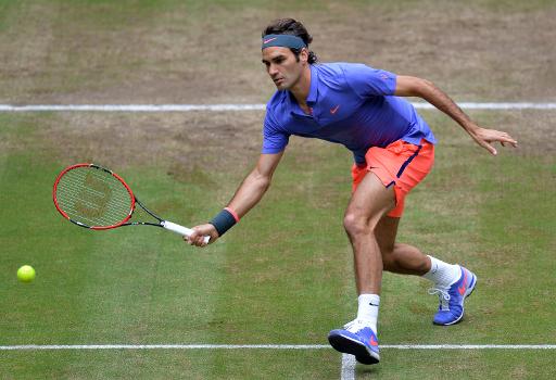 Roger Federer face au Croate Ivo Karlovic en demi-finale du tournoi de Halle, le 20 juin 2015