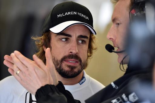 L'Espagnol Fernando Alonso échange avec ses mécaniciens, lors de la 3e séance des essais libres du GP d'Autriche, le 20 juin 2015 à Spielberg © Andrej Isakovic AFP