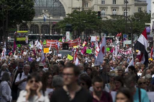 Marche de solidarite avec les migrants et contre les mesures exigees a la Grece par ses creanciers, le 20 juin 2015 a Paris