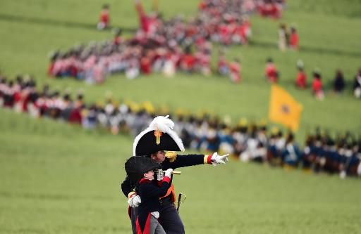 "L'attaque francaise", jouee par des milliers de passionnes ayant reconstitue sur place la bataille de Waterloo, le 19 juin 2015, dans le cadre des manifestations pour le 200e anniversaire de la derniere bataille de l'empereur Napoleon Bonaparte