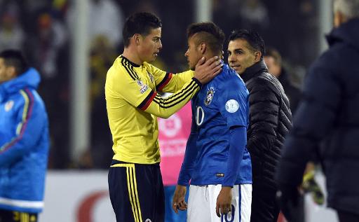 Le Colombien James Rodriguez (g) tente de reconforter le Bresilien Neymar expulse a la fin du match, le 17 juin 2015 a Santiago