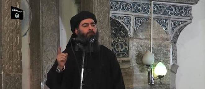 Image d'archives issus d'une video de propagande diffusee le 5 juillet 2014 par al-Furqan Media qui montrerait Abou Bakr al-Baghdadi s'adressant aux fideles dans la mosquee de Mossoul