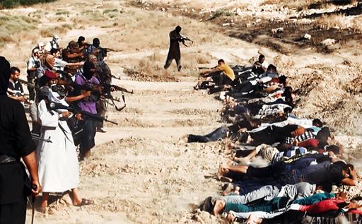 Une image issue du site internet jihadiste Welayat Salahuddin qui montrerait des militants de l'Etat islamique en Irak et au Levant (EI) en train d'exécuter des dizaines de membres des forces de sécurité irakienne prisonniers dans un lieu non détreminé dans la province de Salaheddin en Irak © - WELAYAT SALAHUDDIN/AFP/Archives