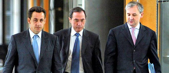 Le 7 octobre 2004, a Paris, Francois Perol (a droite) etait directeur de cabinet adjoint de Nicolas Sarkozy (a gauche), a l'epoque ministre de l'Economie et des Finances. Il est ici au cote du directeur de cabinet, Claude Gueant (au centre).