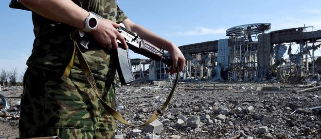Un pro-russe surveille les abords de l'aeroport international de Luhansk, a l'est de l'Ukraine, le 11 septembre.